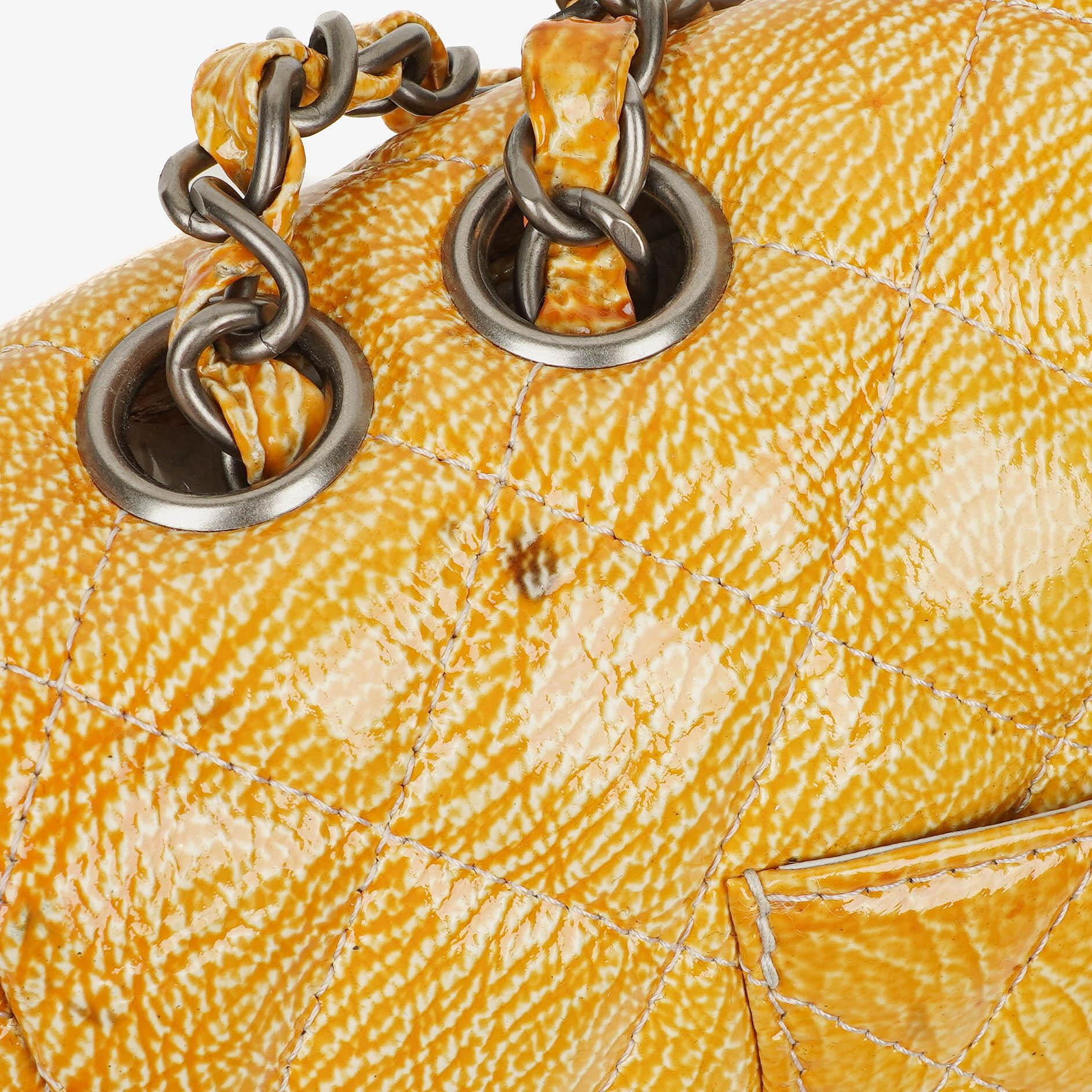 Chanel East West Genarbte Lackleder Klappentasche