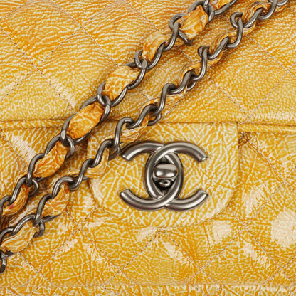 Chanel East West Genarbte Lackleder Klappentasche