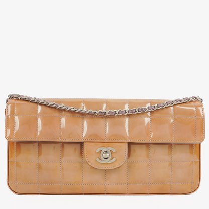Chanel East West Lackleder Chocolate Bar Klappentasche