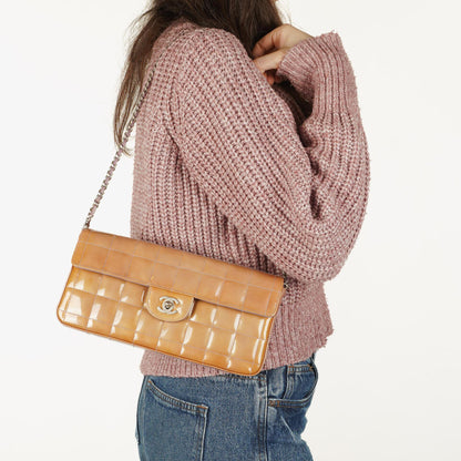 Chanel East West Lackleder Chocolate Bar Klappentasche