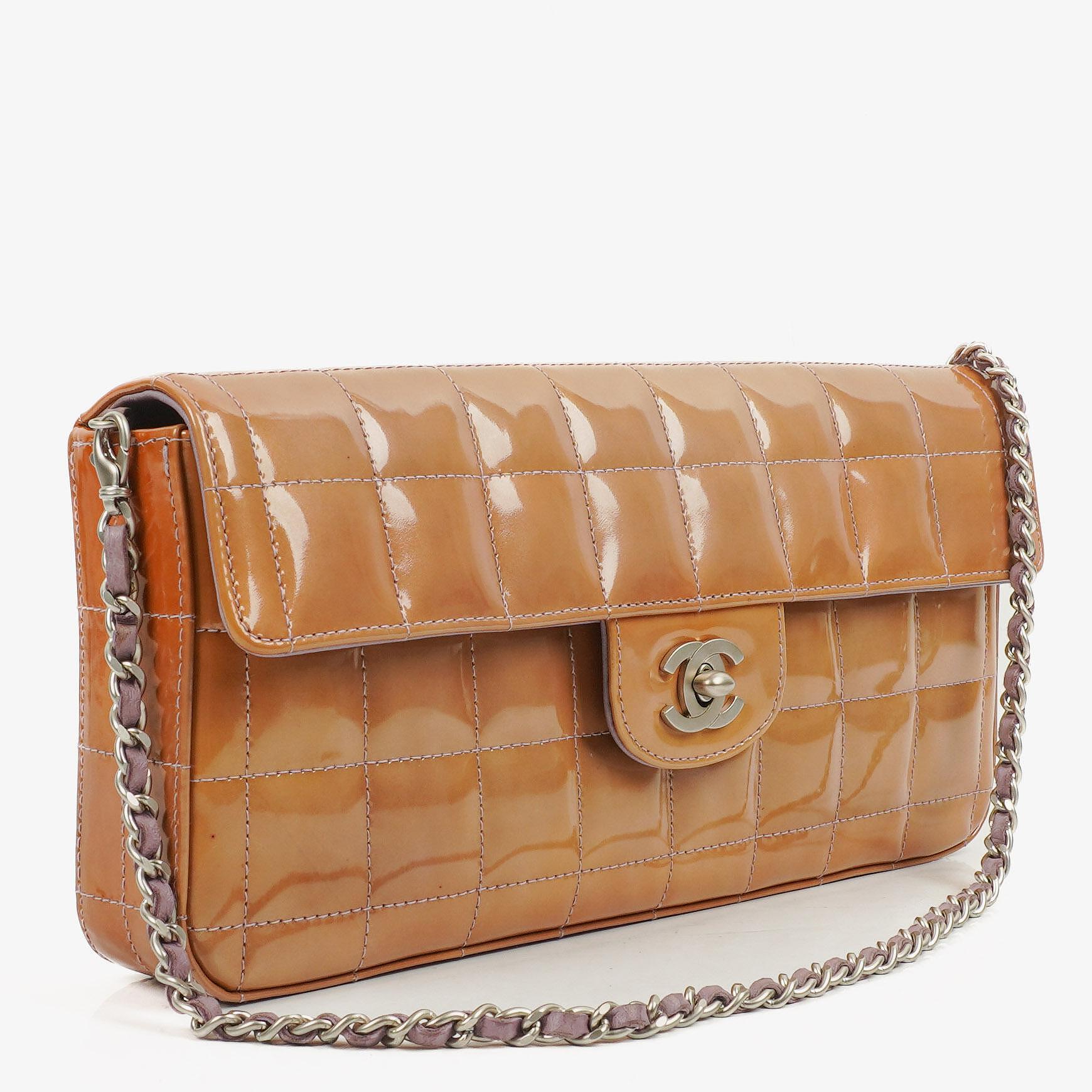 Chanel East West Lackleder Chocolate Bar Klappentasche