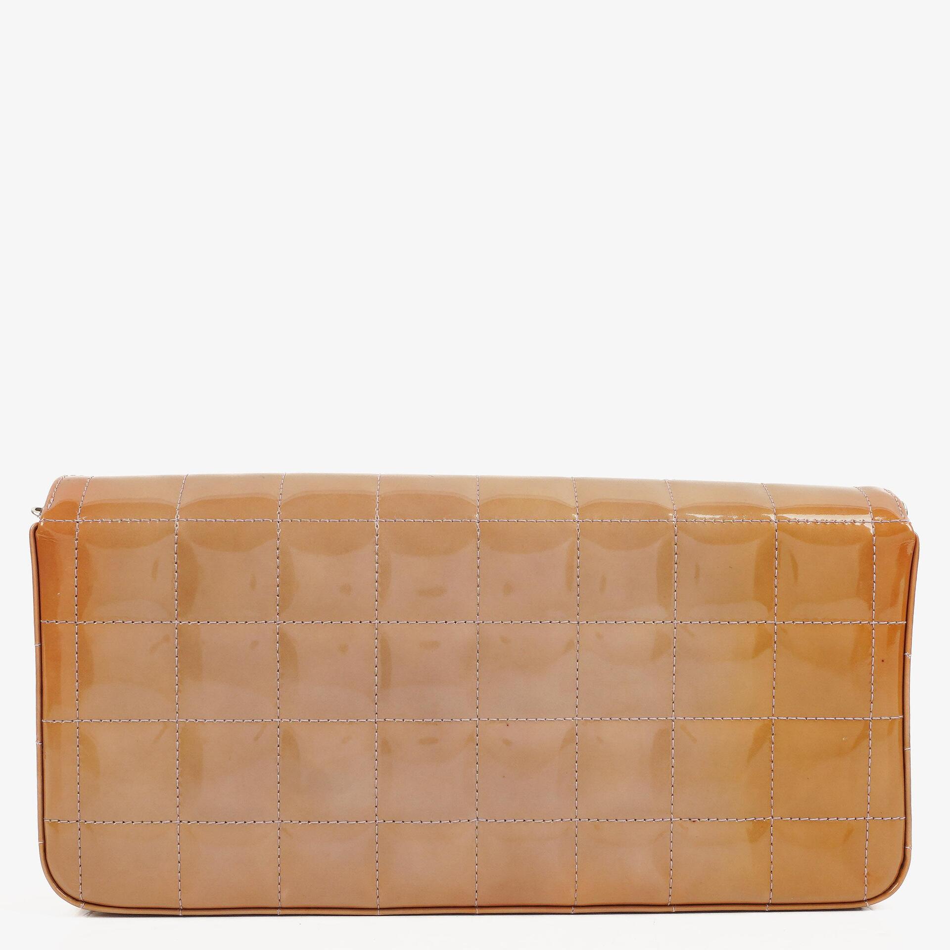 Chanel East West Lackleder Chocolate Bar Klappentasche