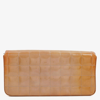 Chanel East West Lackleder Chocolate Bar Klappentasche