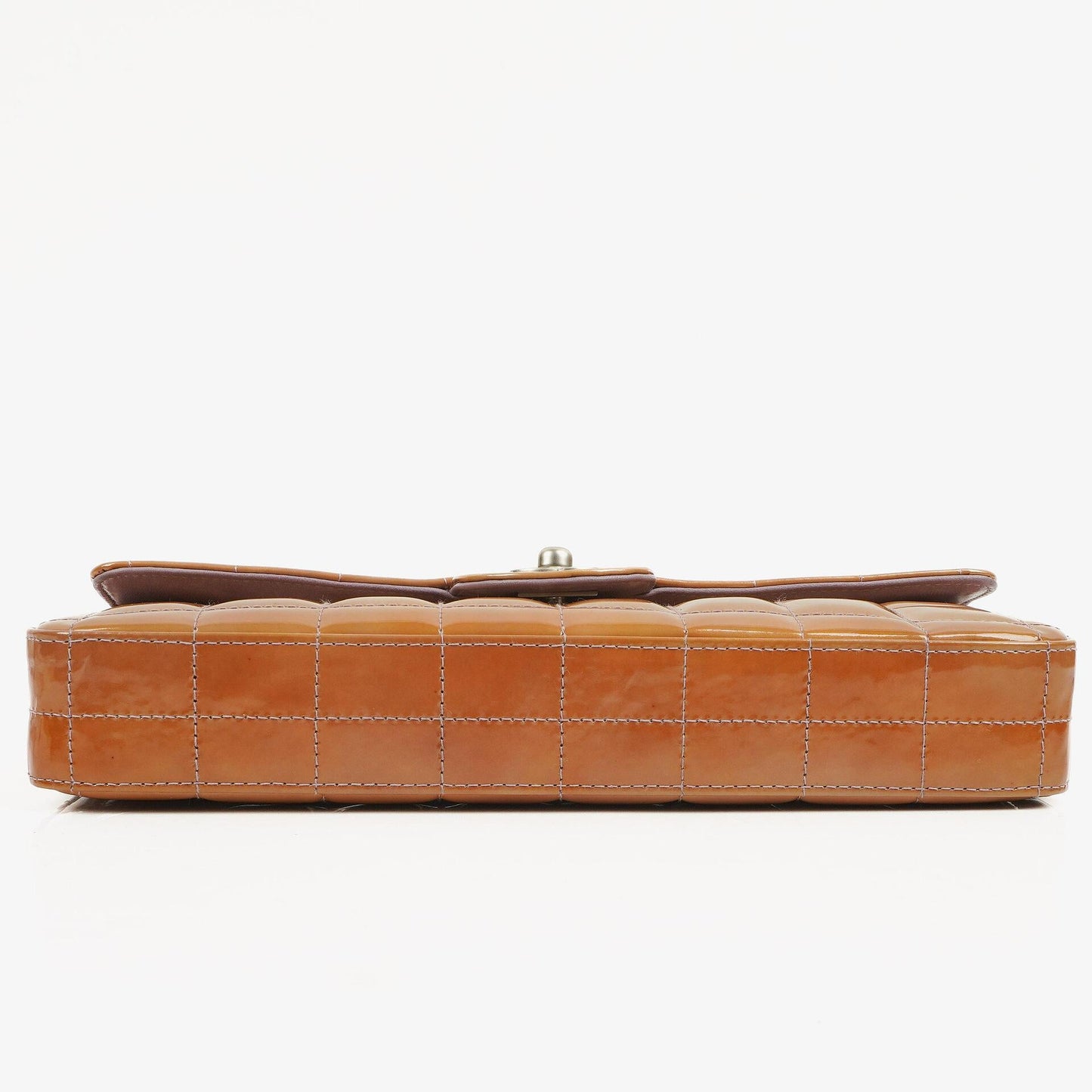 Chanel East West Lackleder Chocolate Bar Klappentasche