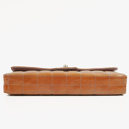 Chanel East West Lackleder Chocolate Bar Klappentasche