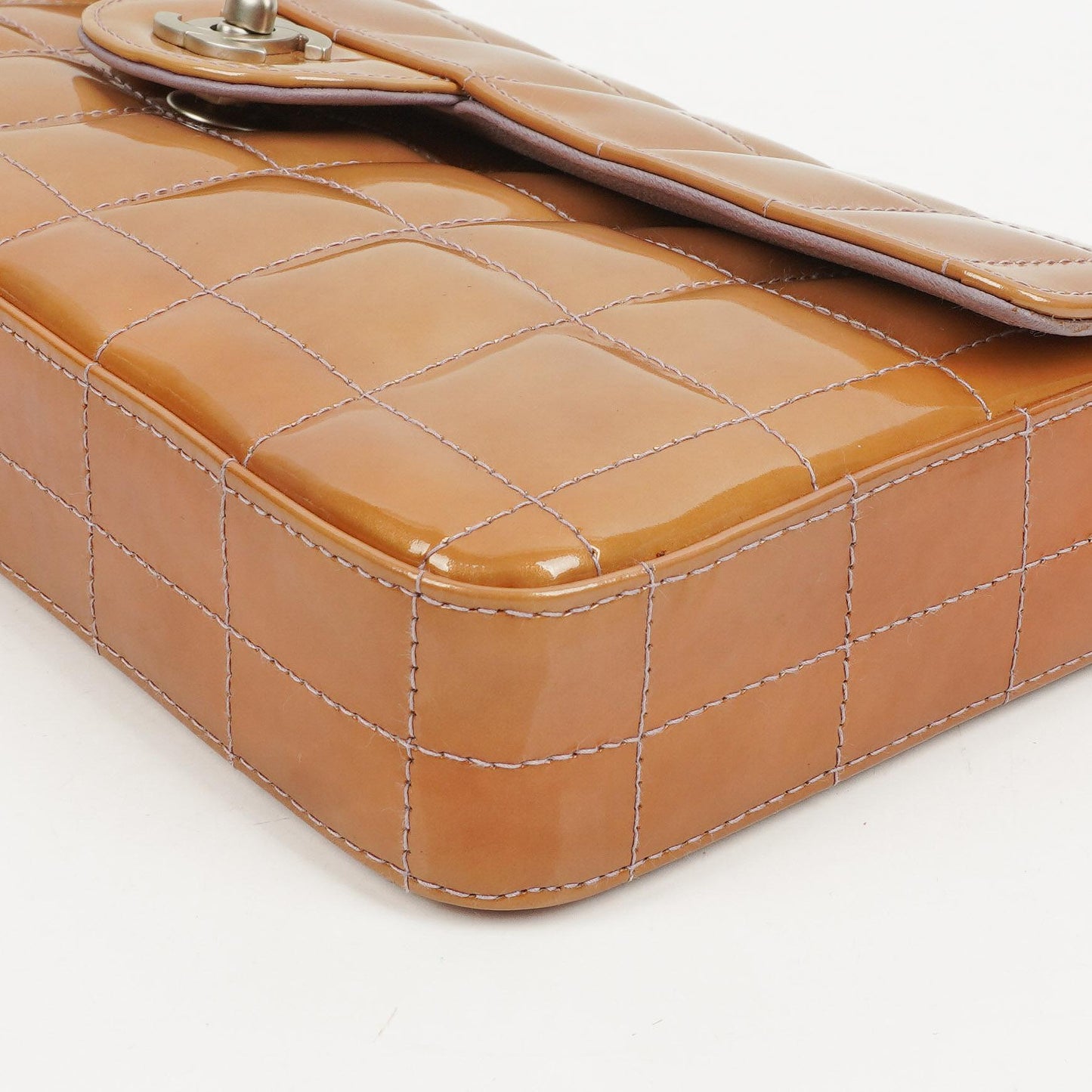 Chanel East West Lackleder Chocolate Bar Klappentasche