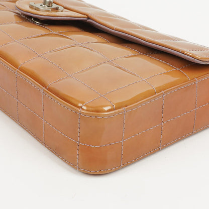 Chanel East West Lackleder Chocolate Bar Klappentasche