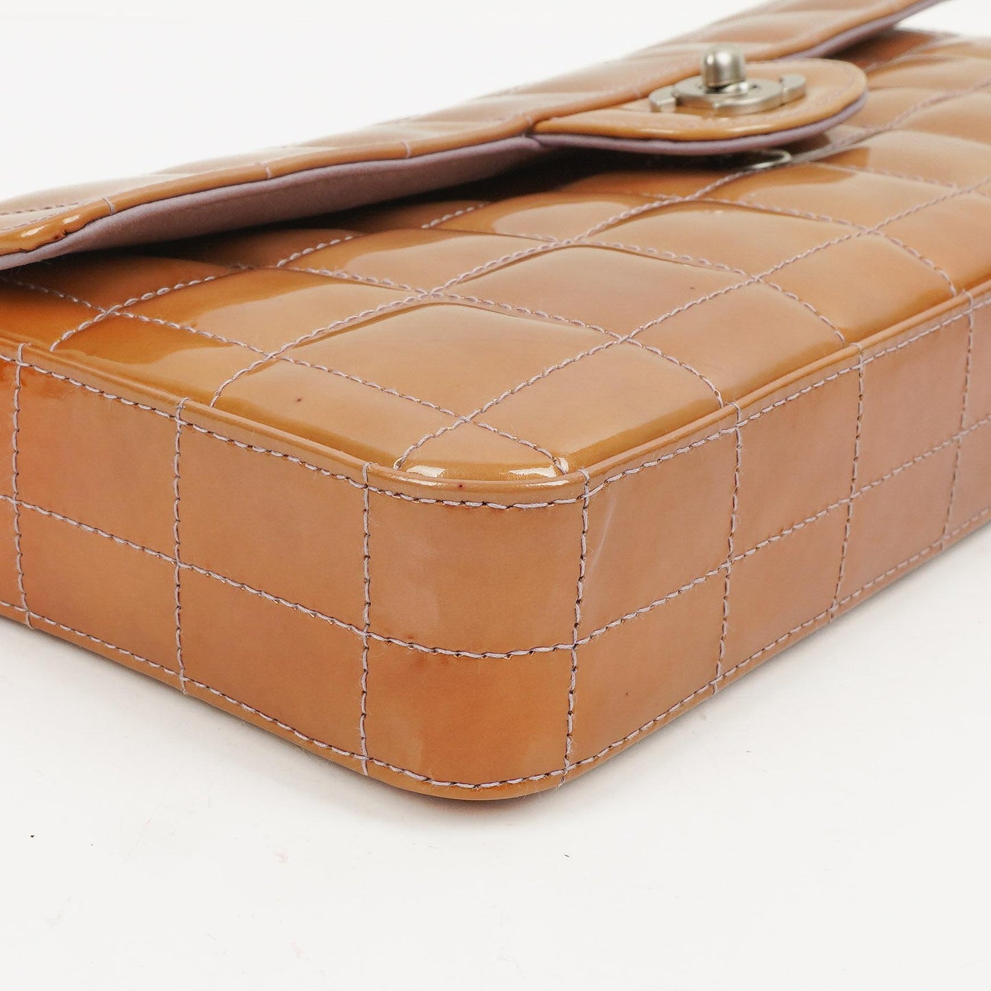 Chanel East West Lackleder Chocolate Bar Klappentasche