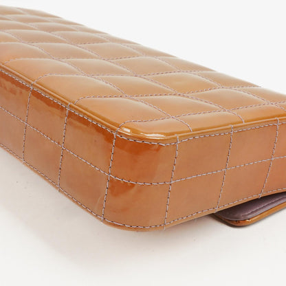 Chanel East West Lackleder Chocolate Bar Klappentasche