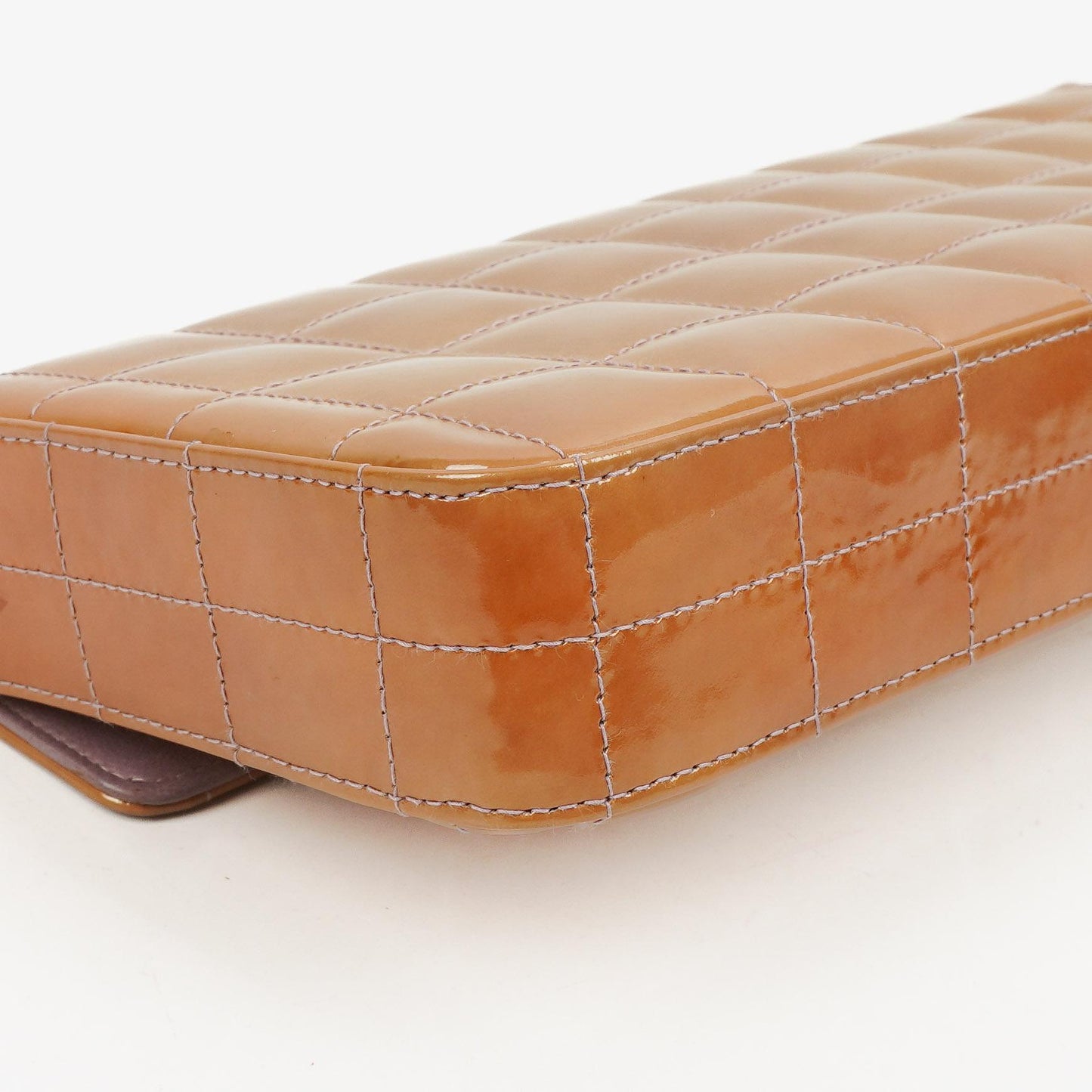 Chanel East West Lackleder Chocolate Bar Klappentasche