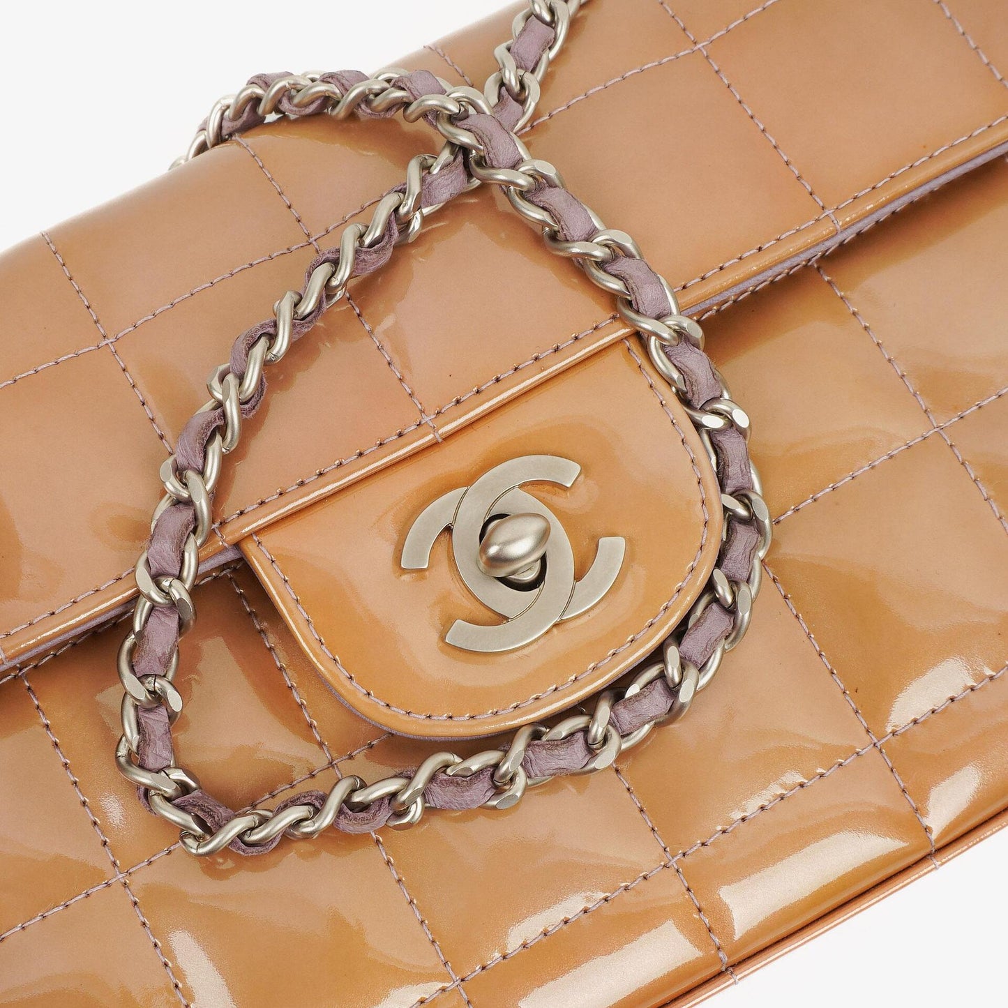 Chanel East West Lackleder Chocolate Bar Klappentasche