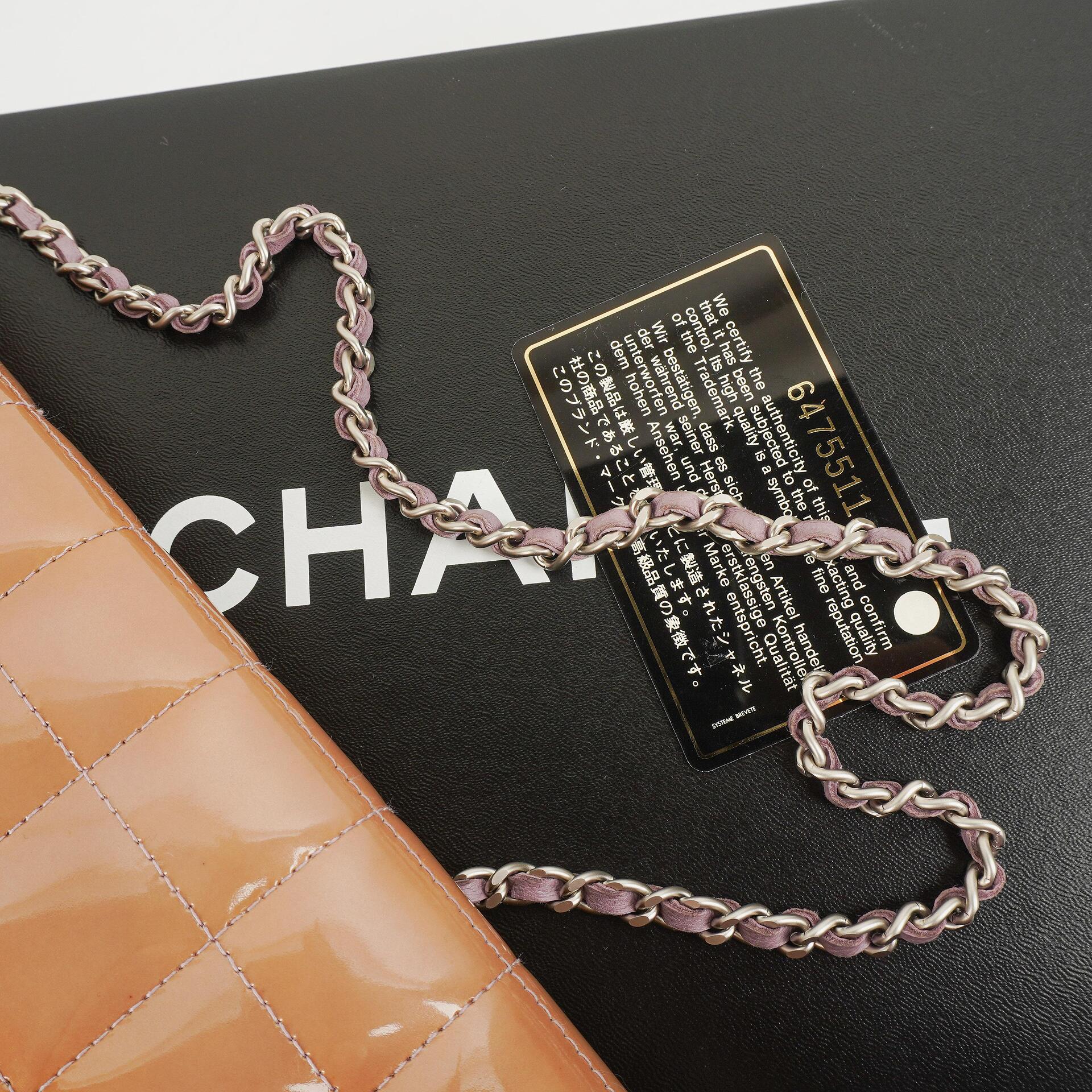 Chanel East West Lackleder Chocolate Bar Klappentasche