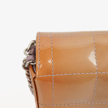 Chanel East West Lackleder Chocolate Bar Klappentasche
