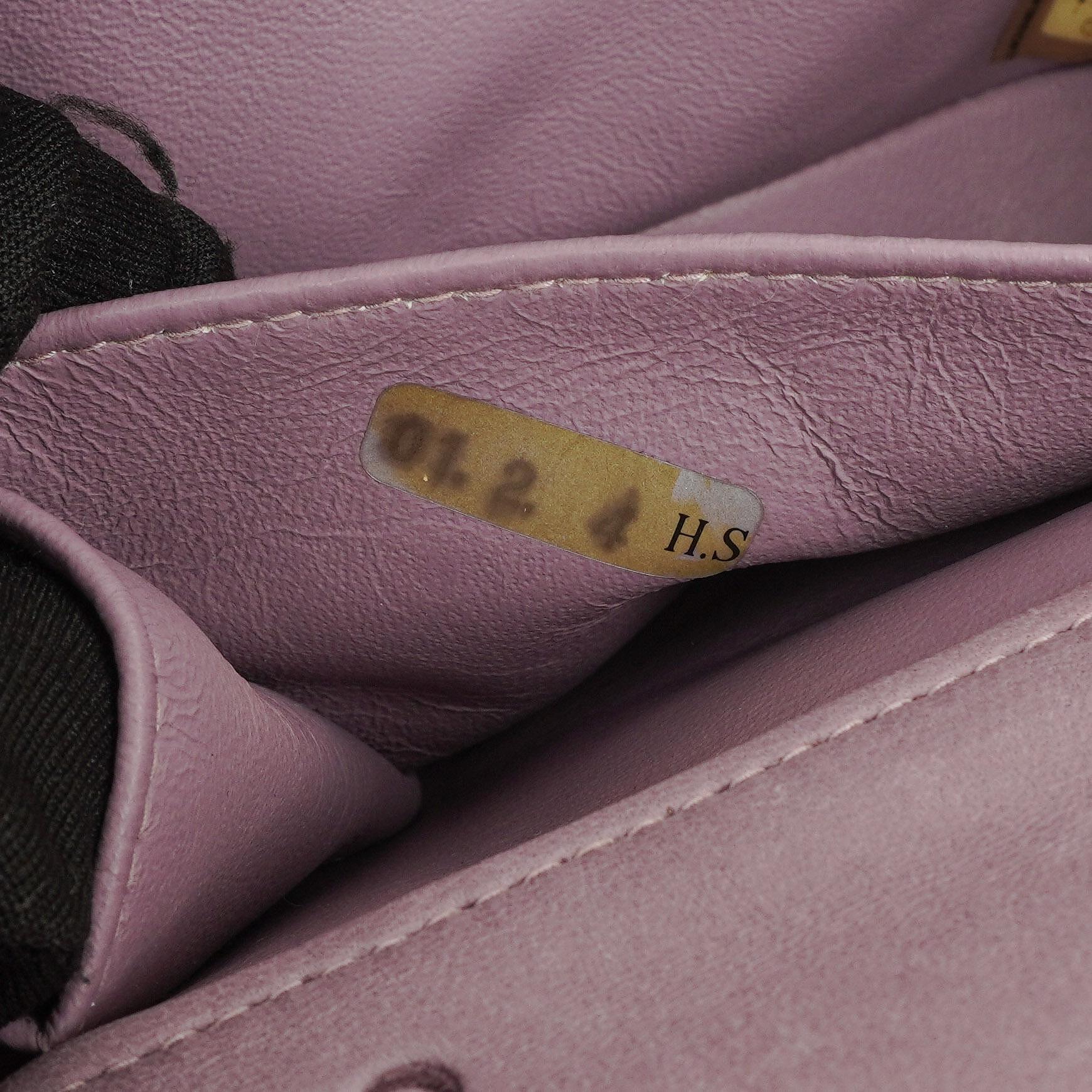 Chanel East West Lackleder Chocolate Bar Klappentasche