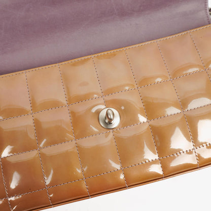 Chanel East West Lackleder Chocolate Bar Klappentasche