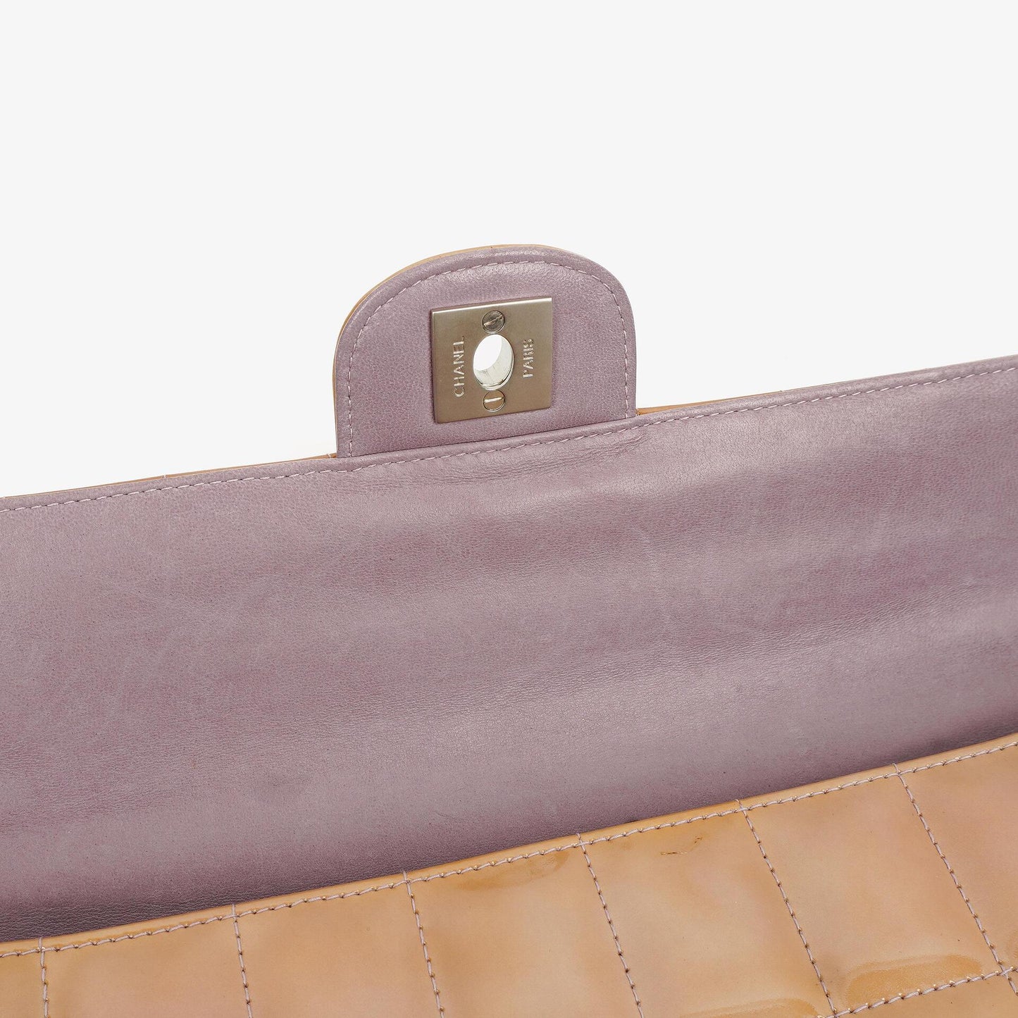Chanel East West Lackleder Chocolate Bar Klappentasche