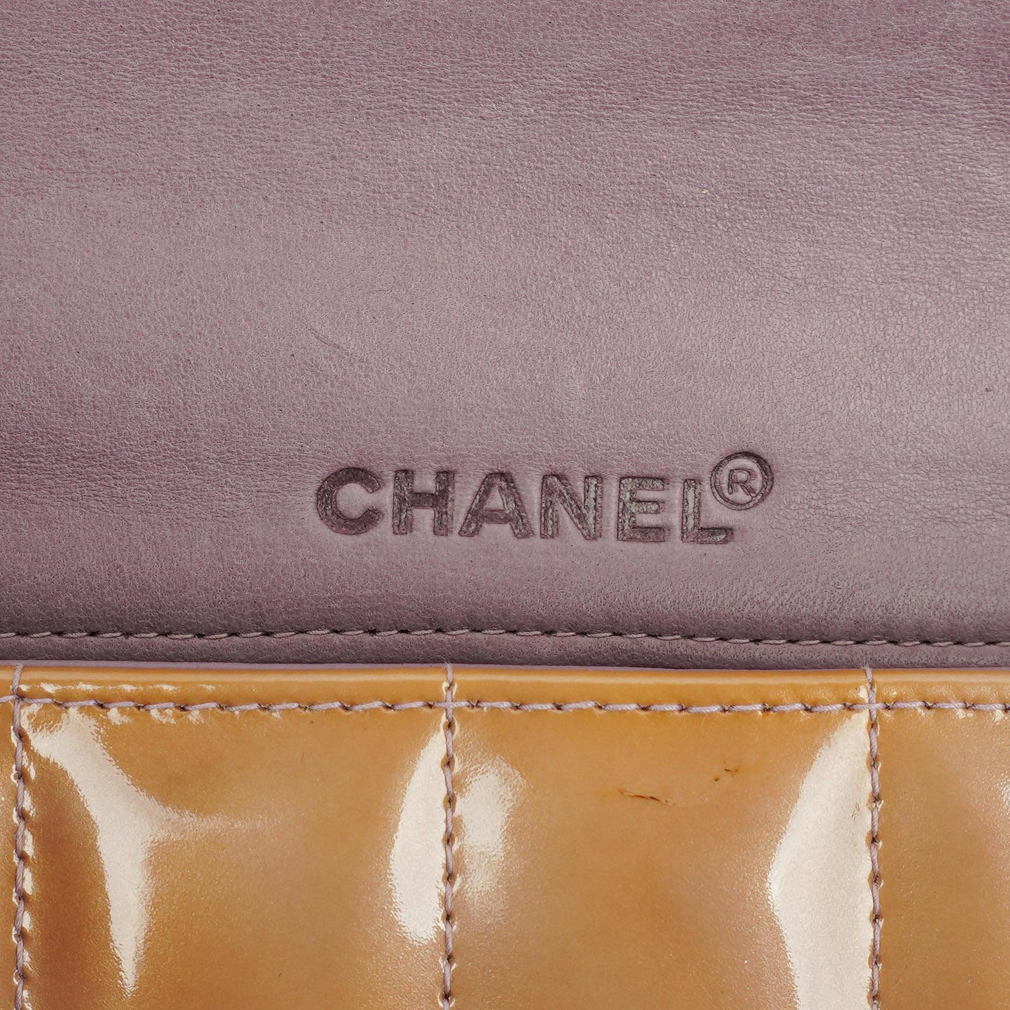 Chanel East West Lackleder Chocolate Bar Klappentasche