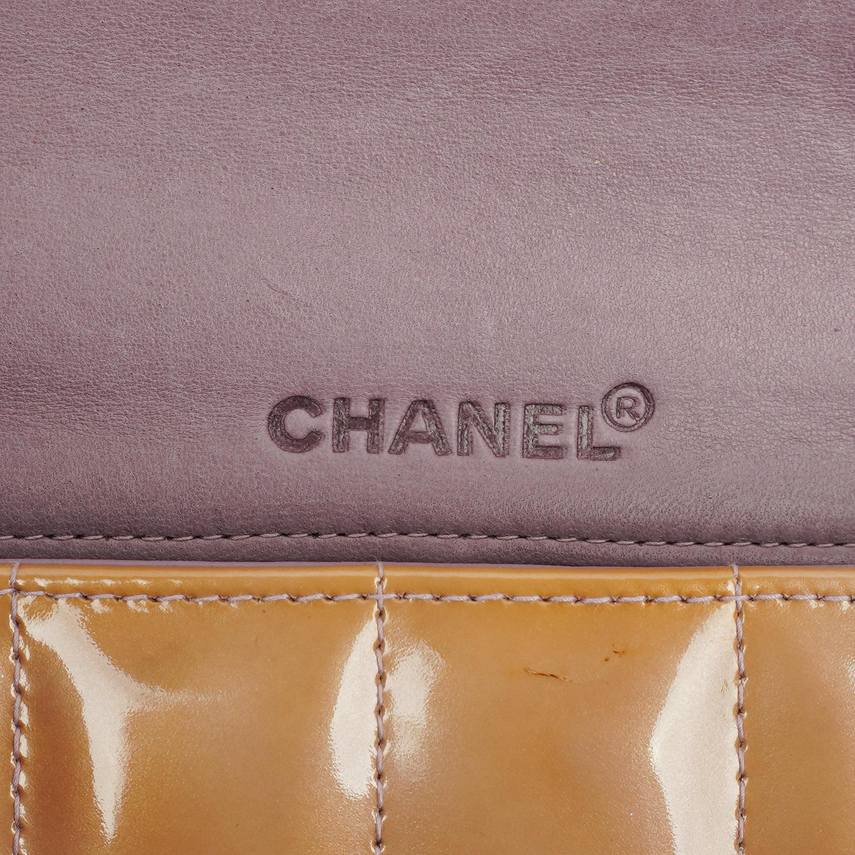 Chanel East West Lackleder Chocolate Bar Klappentasche