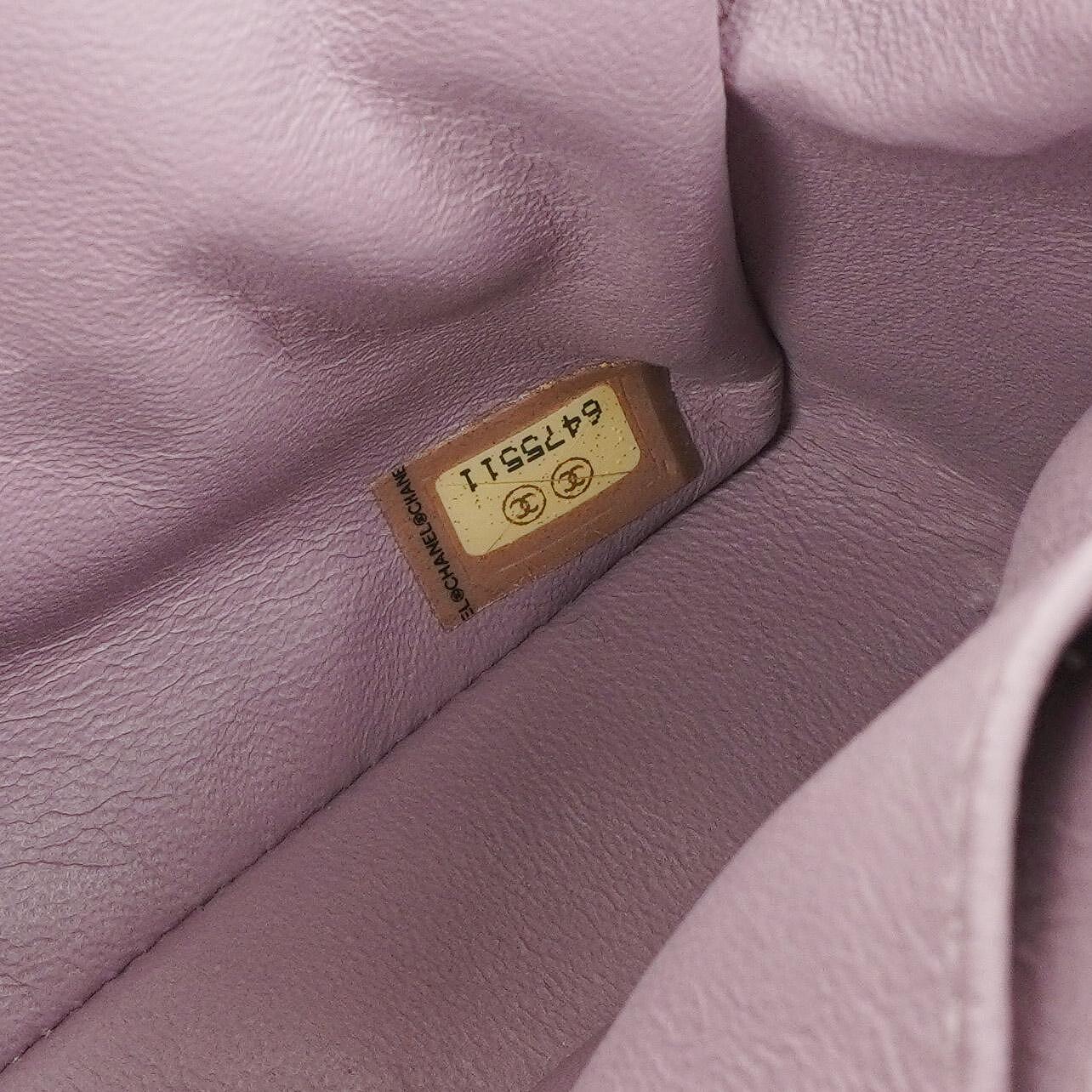 Chanel East West Lackleder Chocolate Bar Klappentasche