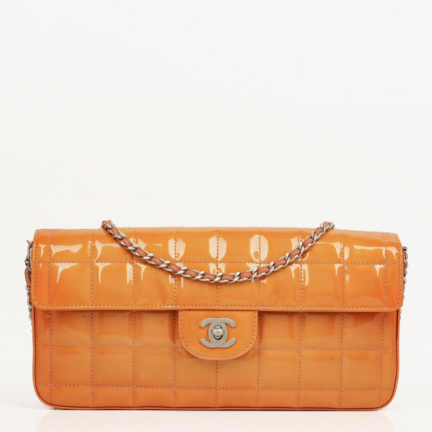 Chanel East West Chocolate Bar Flap Tasche aus Lackleder