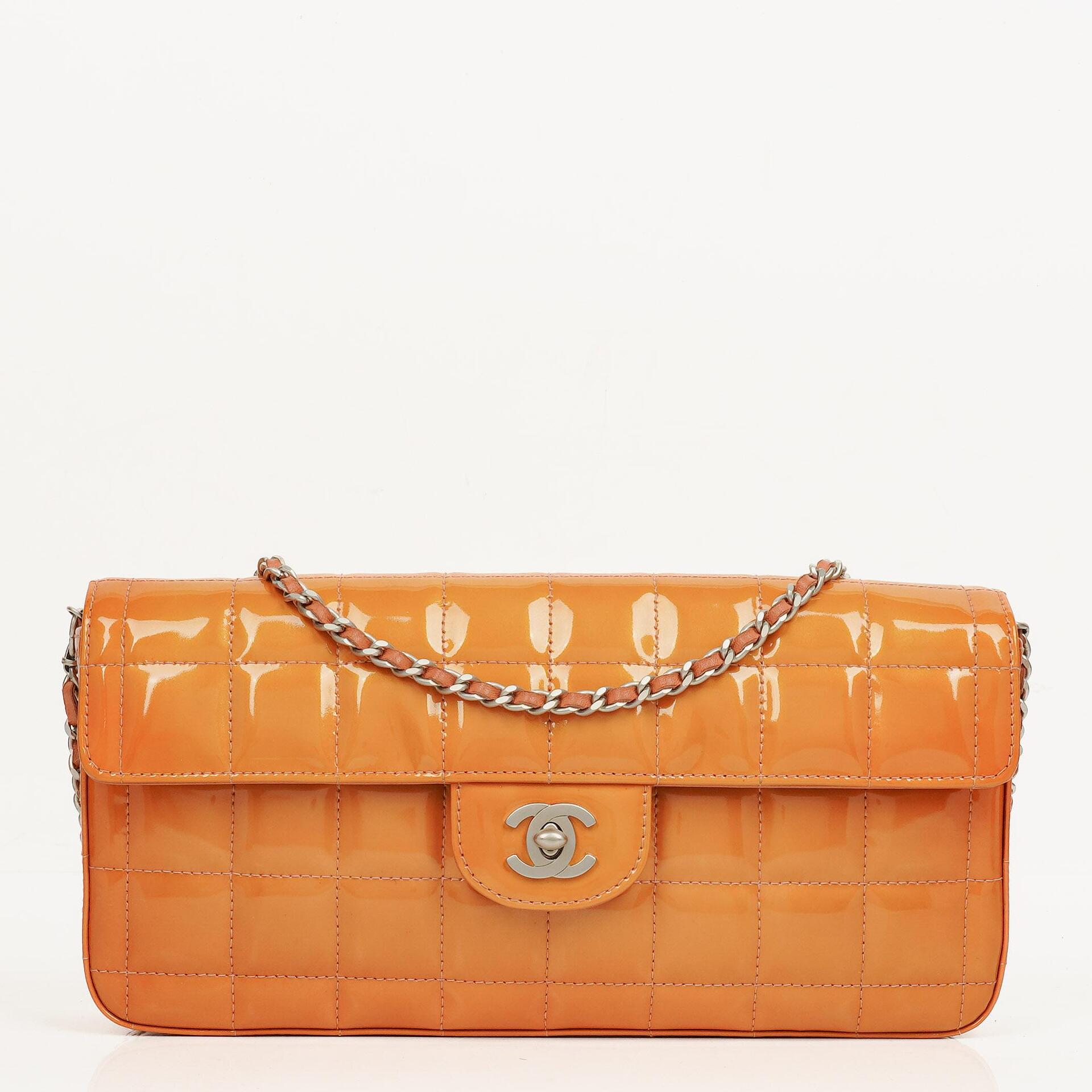 Chanel East West Chocolate Bar Flap Tasche aus Lackleder