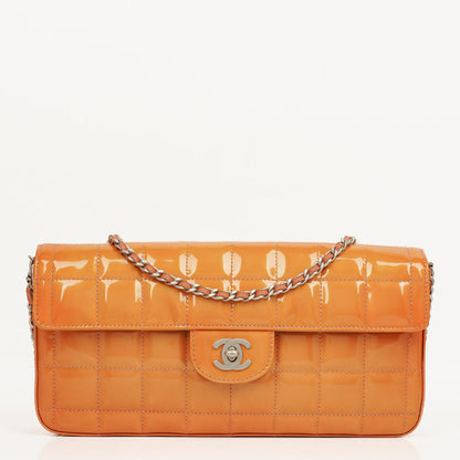 Chanel East West Chocolate Bar Flap Tasche aus Lackleder