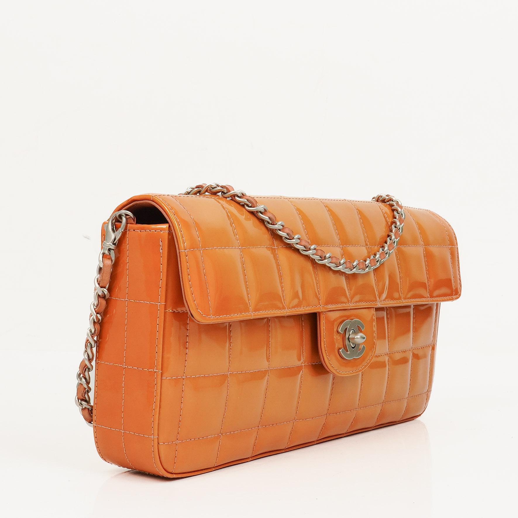 Chanel East West Chocolate Bar Flap Tasche aus Lackleder