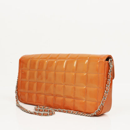 Chanel East West Chocolate Bar Flap Tasche aus Lackleder