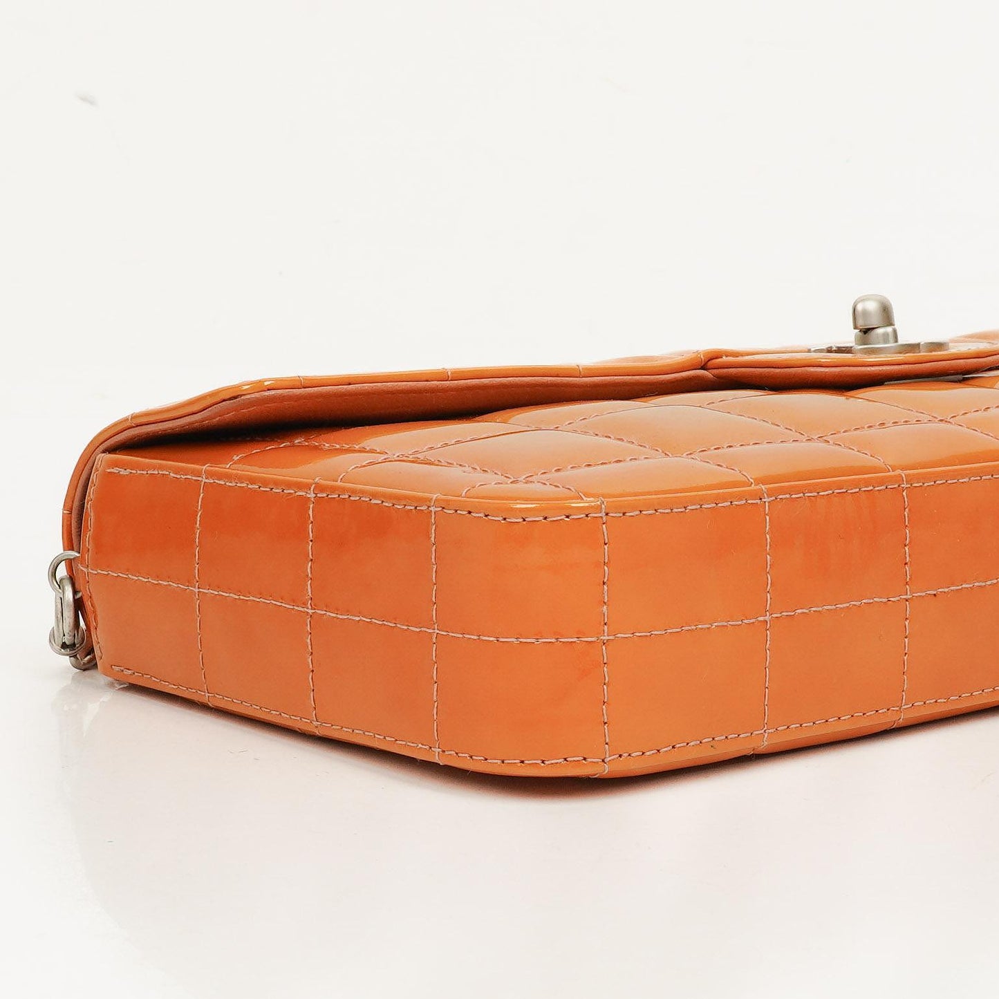 Chanel East West Chocolate Bar Flap Tasche aus Lackleder