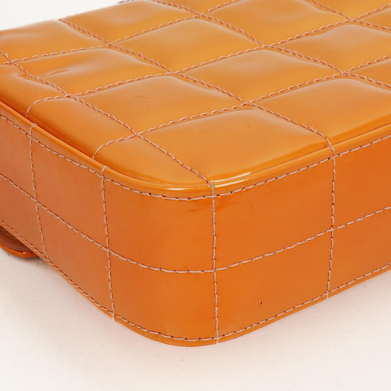 Chanel East West Chocolate Bar Flap Tasche aus Lackleder