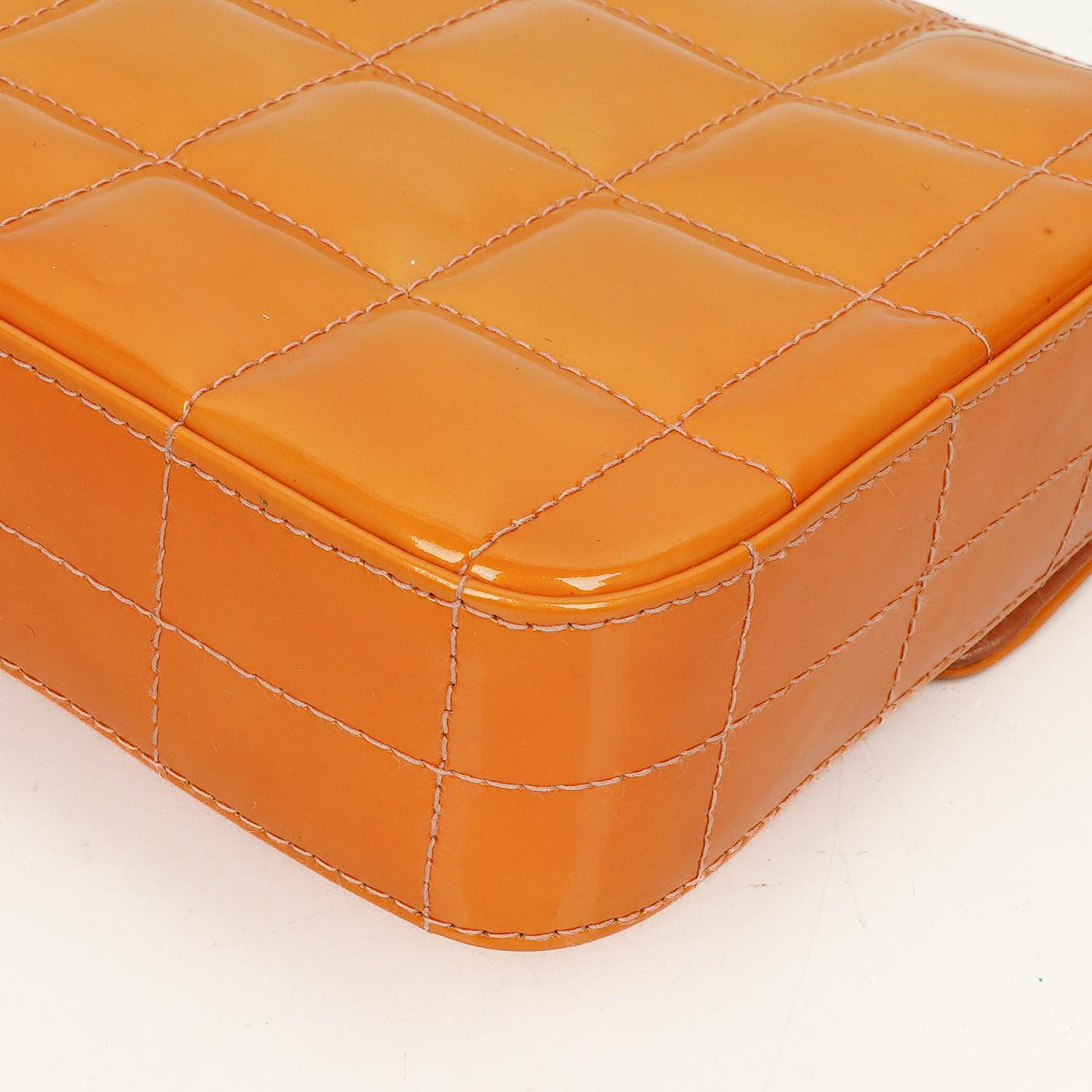 Chanel East West Chocolate Bar Flap Tasche aus Lackleder