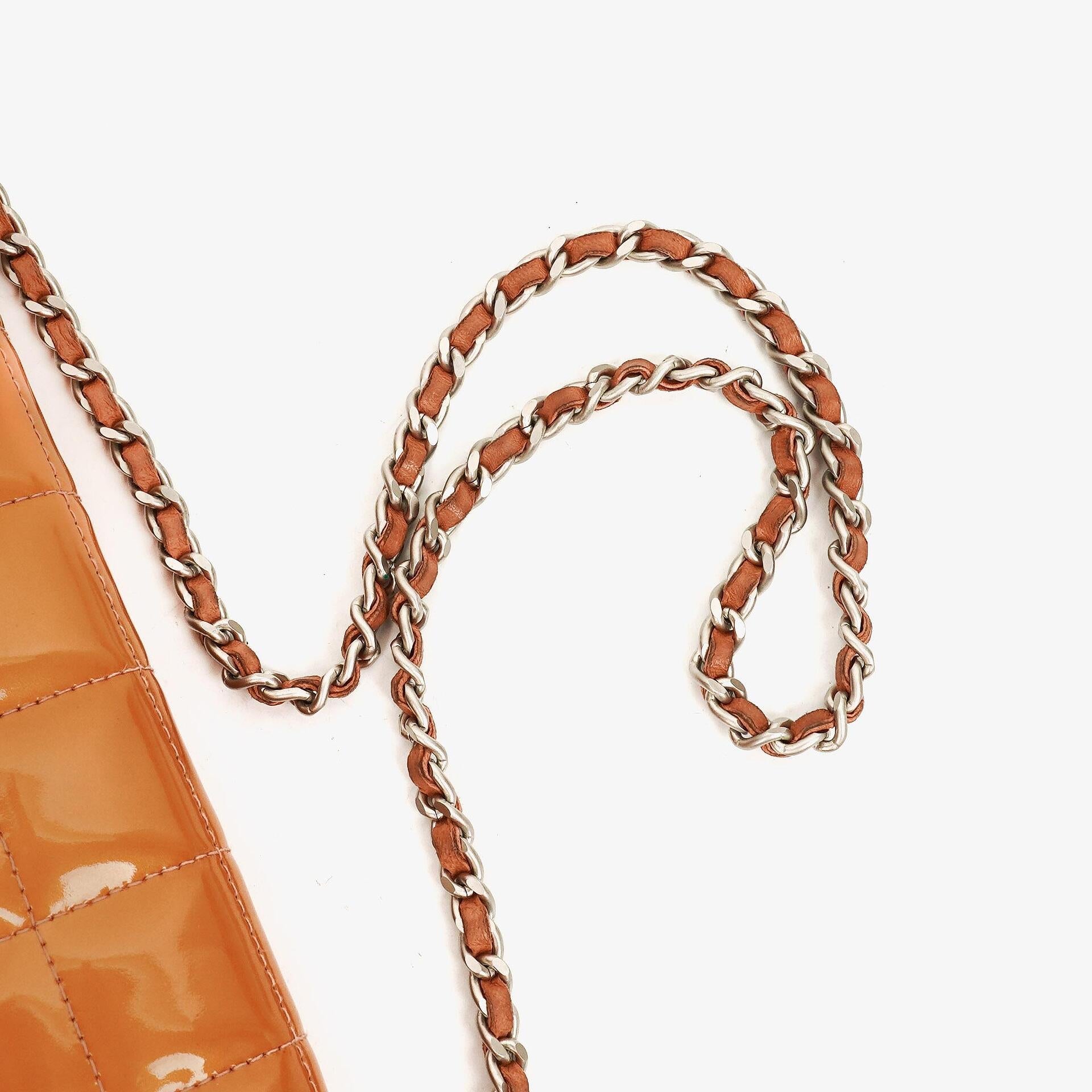 Chanel East West Chocolate Bar Flap Tasche aus Lackleder