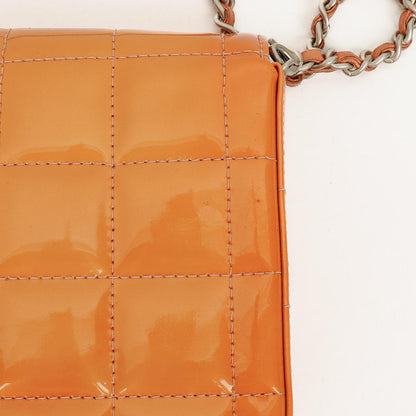 Chanel East West Chocolate Bar Flap Tasche aus Lackleder