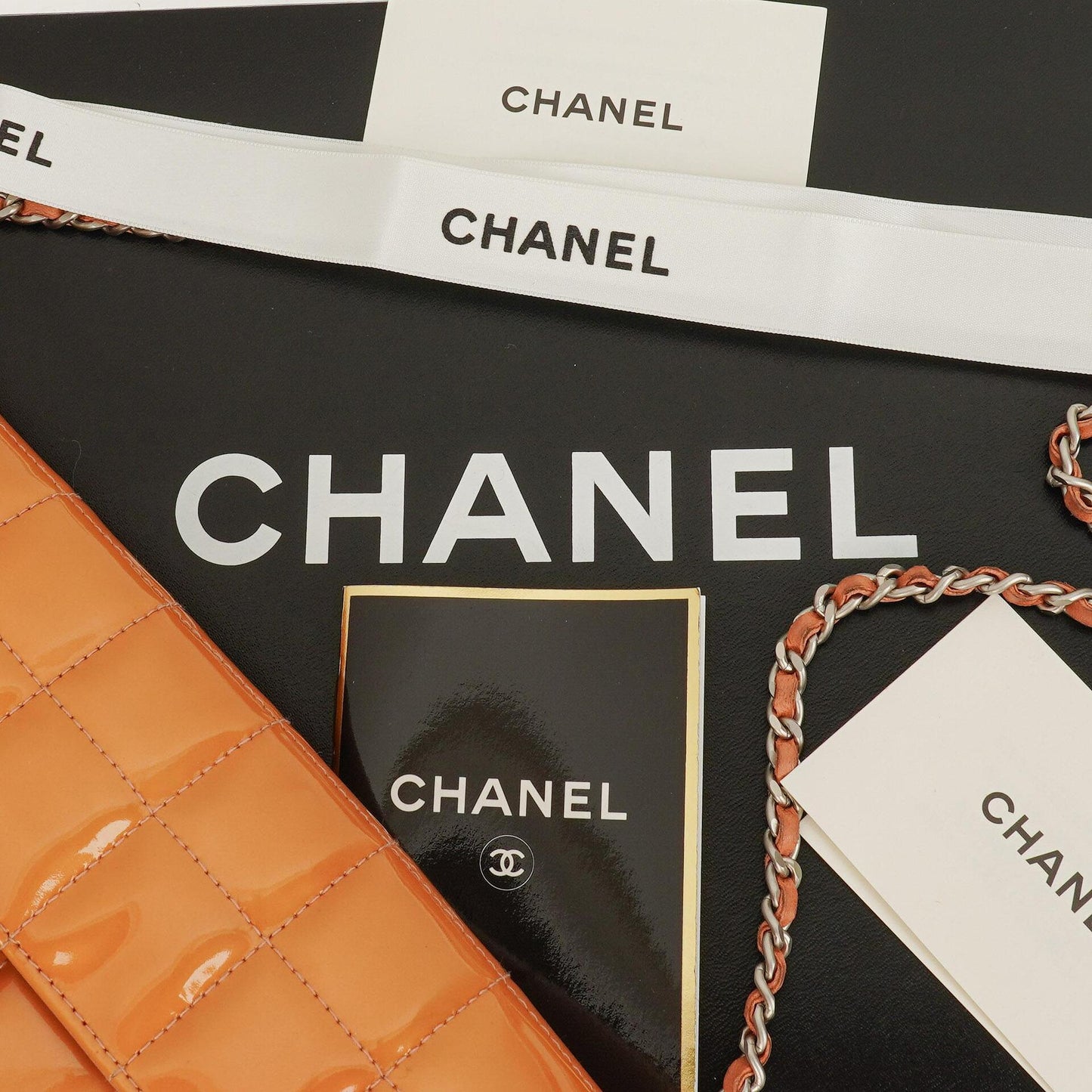 Chanel East West Chocolate Bar Flap Tasche aus Lackleder