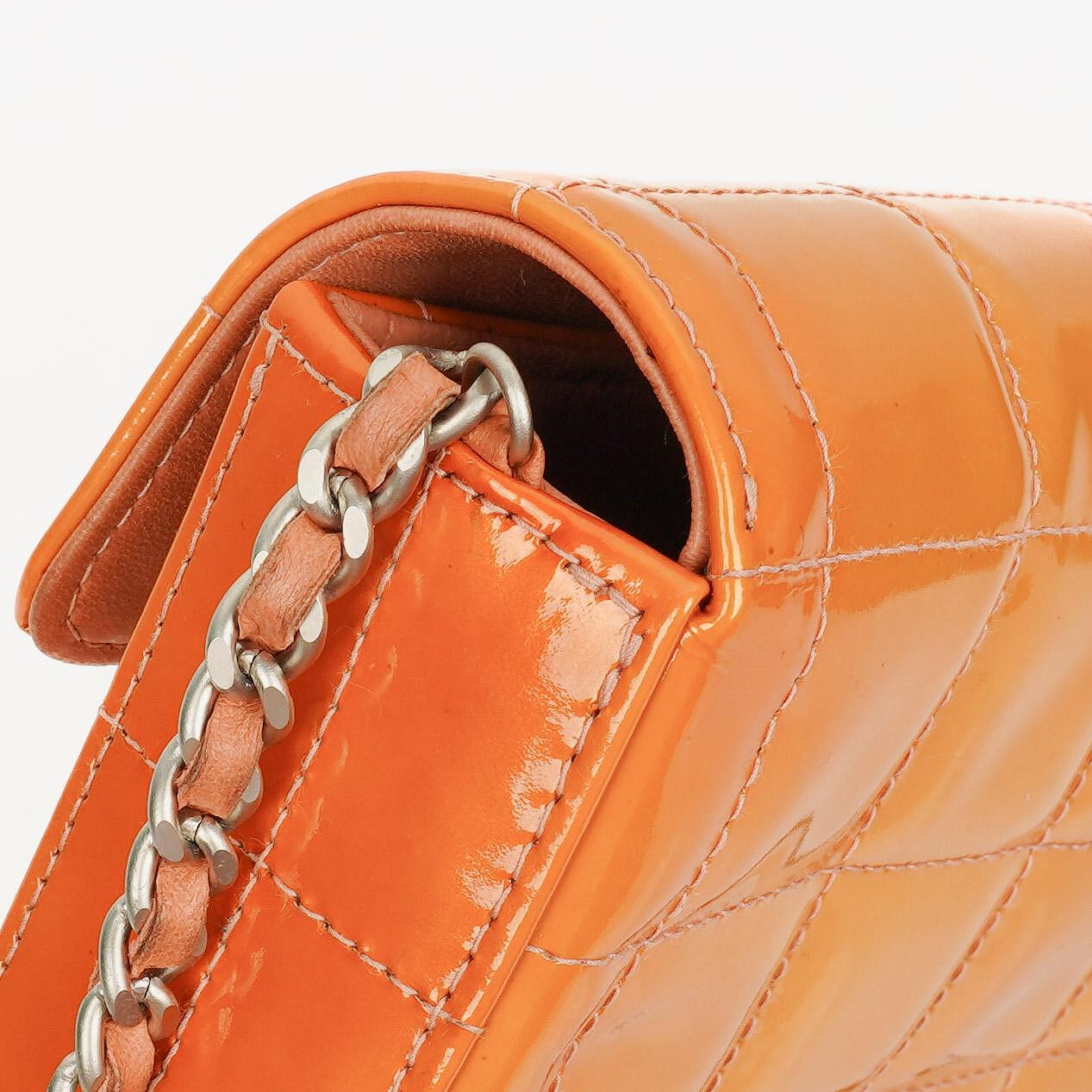 Chanel East West Chocolate Bar Flap Tasche aus Lackleder