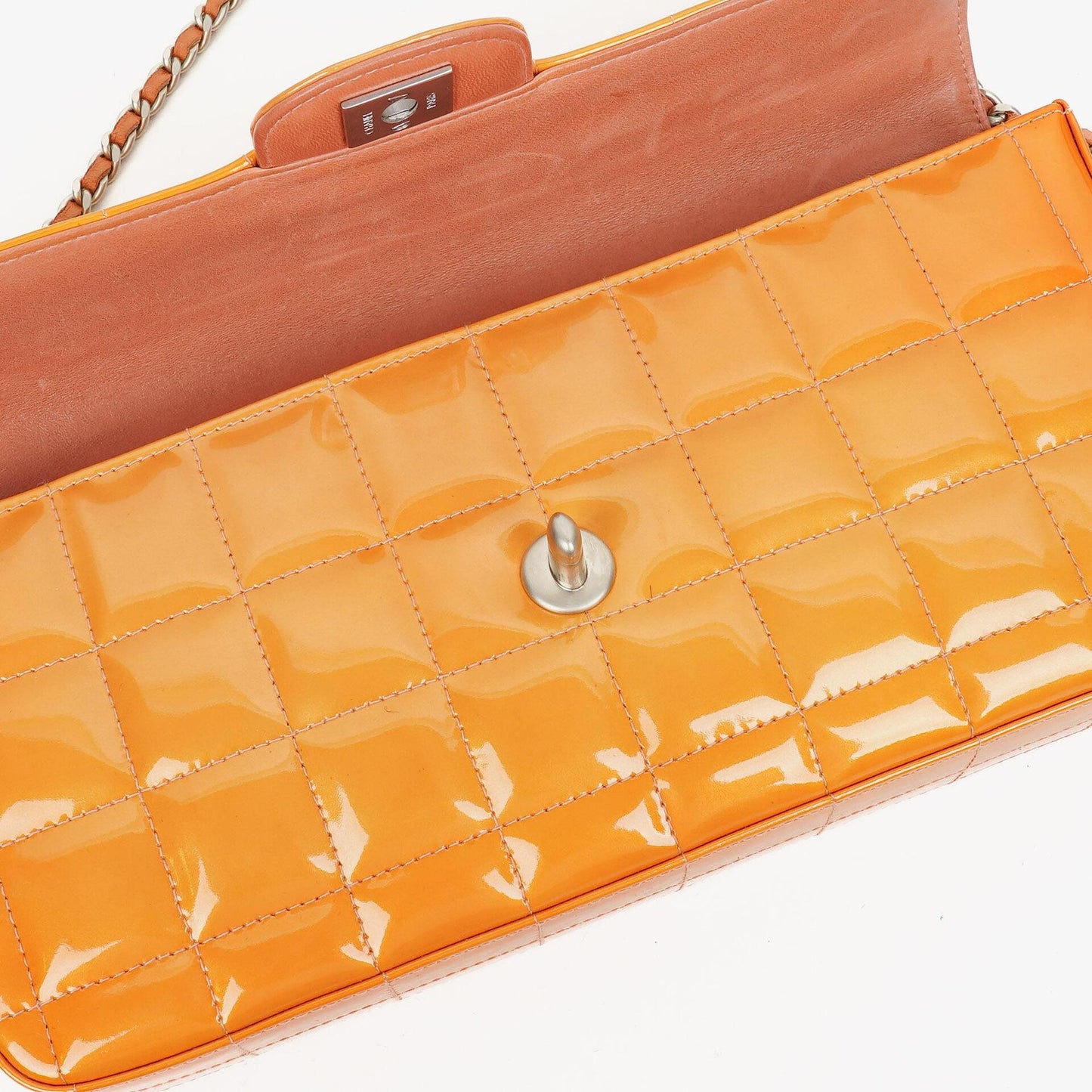 Chanel East West Chocolate Bar Flap Tasche aus Lackleder