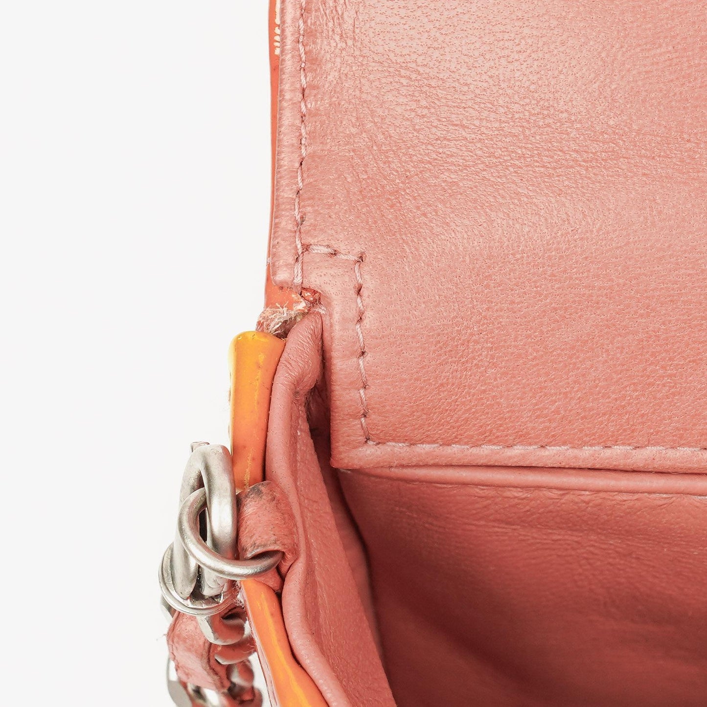 Chanel East West Chocolate Bar Flap Tasche aus Lackleder