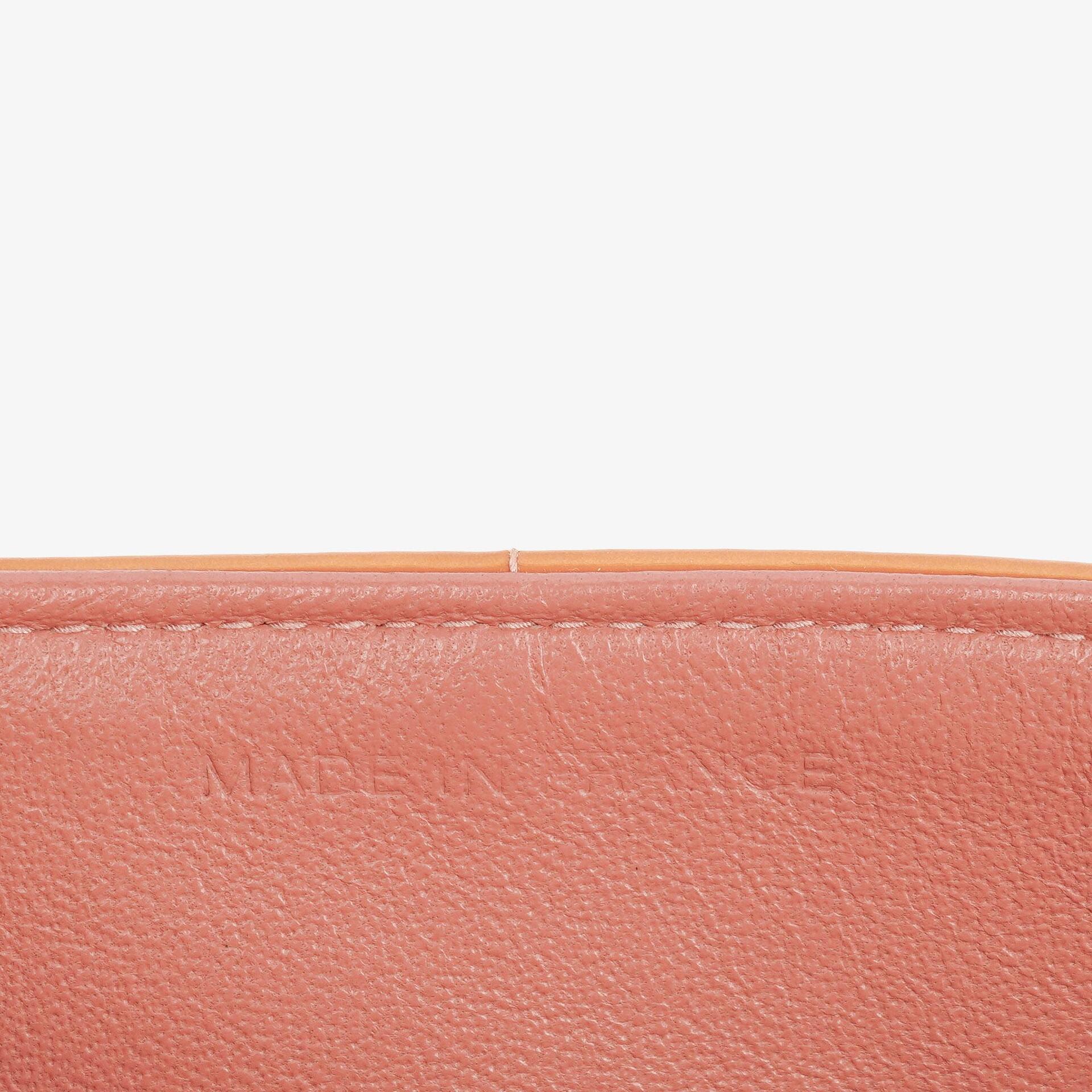 Chanel East West Chocolate Bar Flap Tasche aus Lackleder
