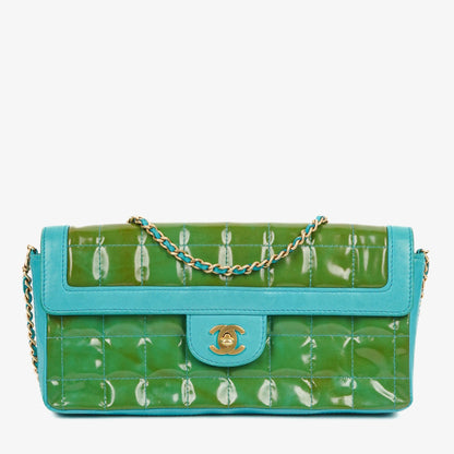 Chanel East West Chocolate Bar Flap Tasche aus Lackleder