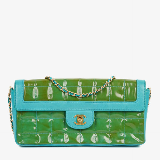 Chanel East West Chocolate Bar Flap Tasche aus Lackleder