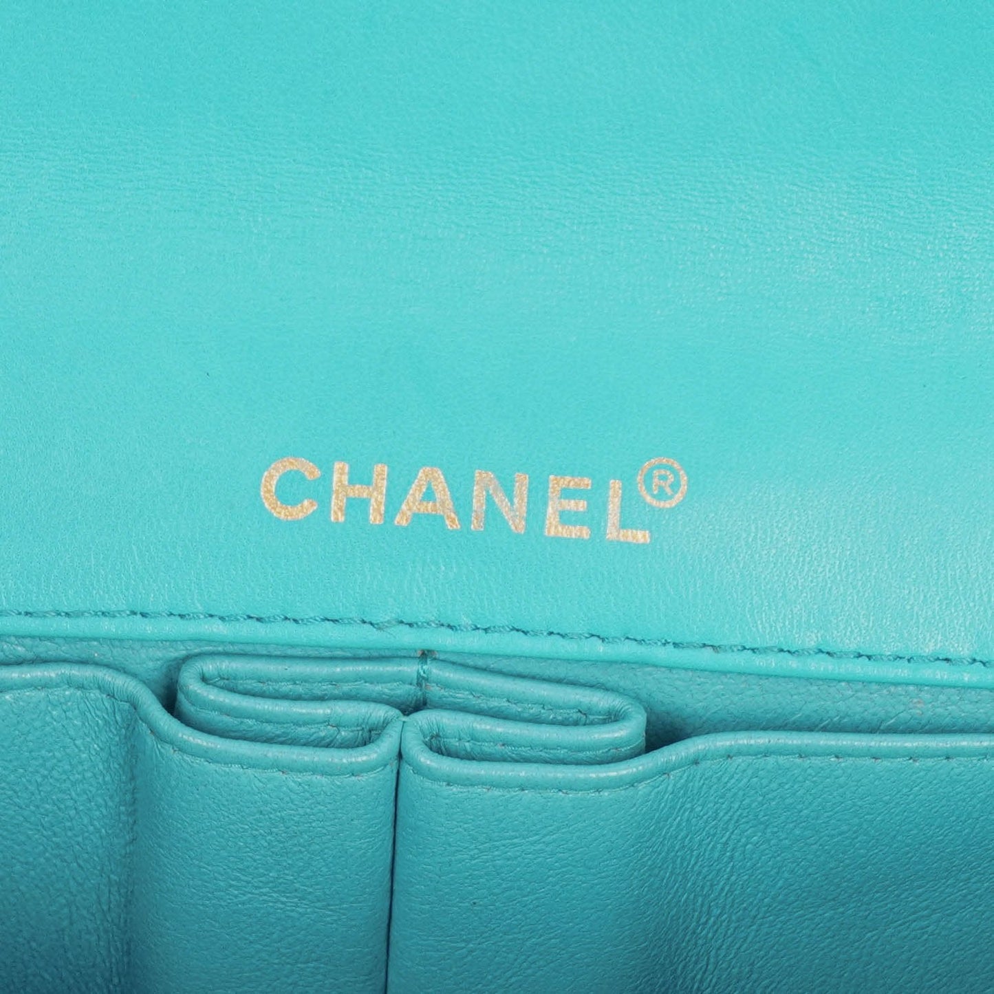 Chanel East West Chocolate Bar Flap Tasche aus Lackleder