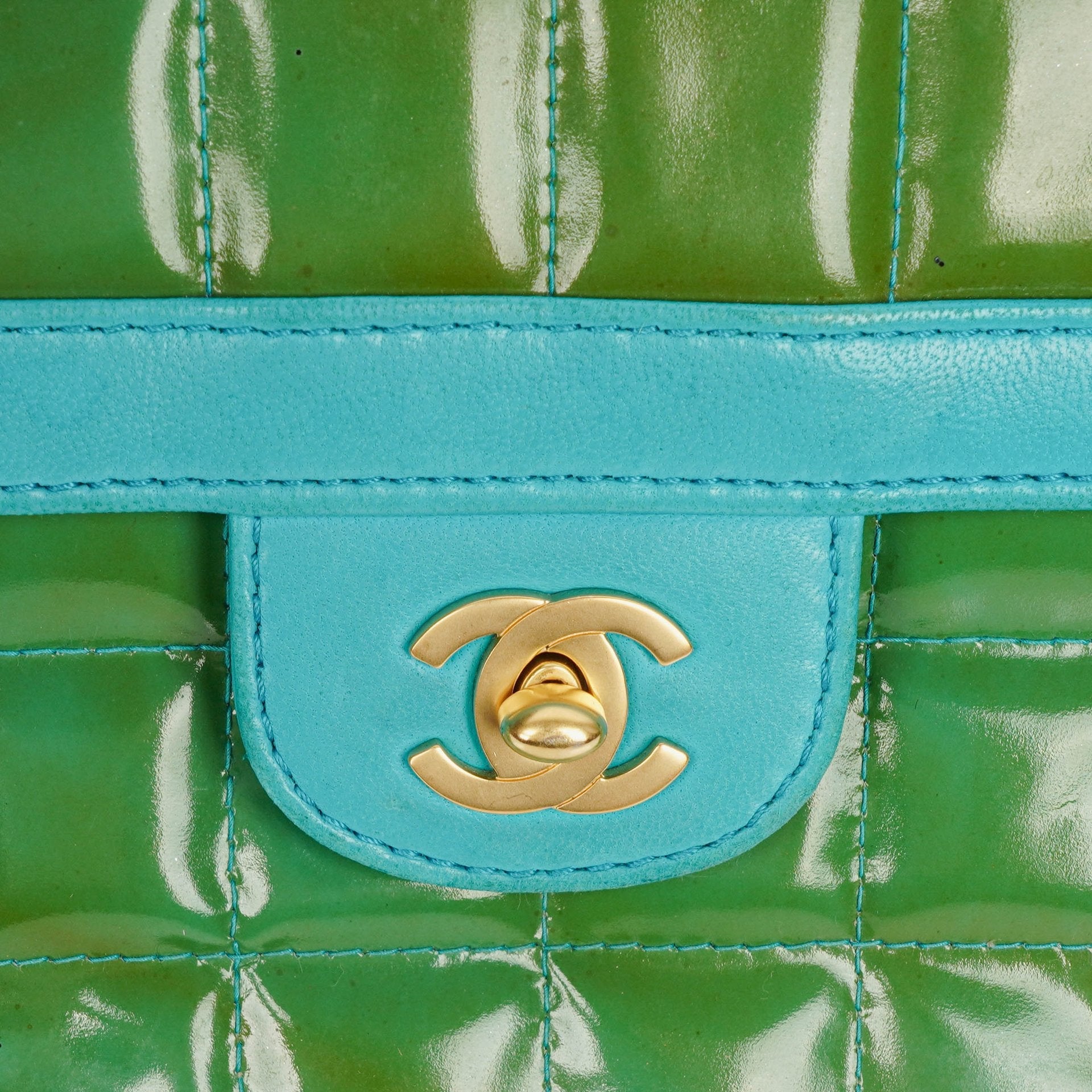 Chanel East West Chocolate Bar Flap Tasche aus Lackleder