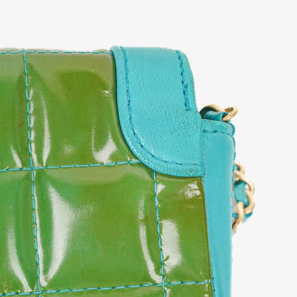 Chanel East West Chocolate Bar Flap Tasche aus Lackleder