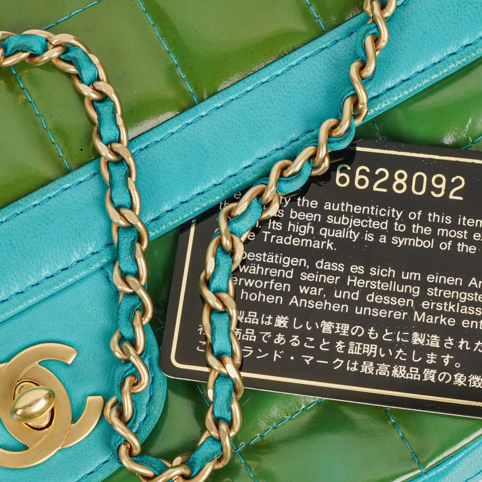 Chanel East West Chocolate Bar Flap Tasche aus Lackleder