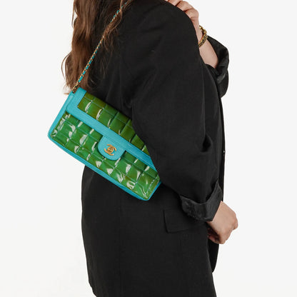 Chanel East West Chocolate Bar Flap Tasche aus Lackleder
