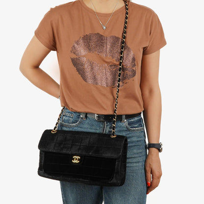 Chanel East West Flap Bag aus Ponyhaar Samt Schokoladenriegel mit goldfarbener Hardware