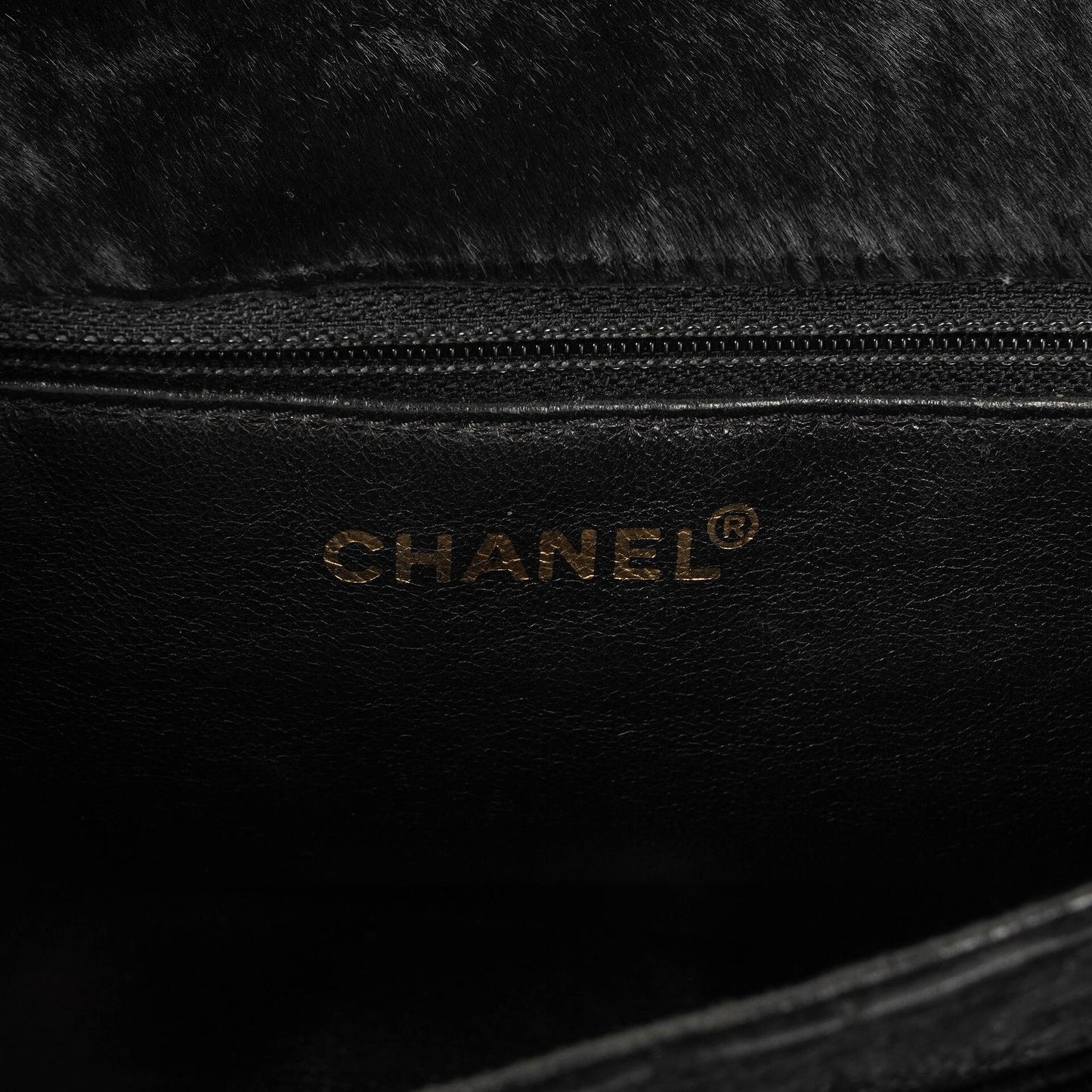 Chanel East West Flap Bag aus Ponyhaar Samt Schokoladenriegel mit goldfarbener Hardware