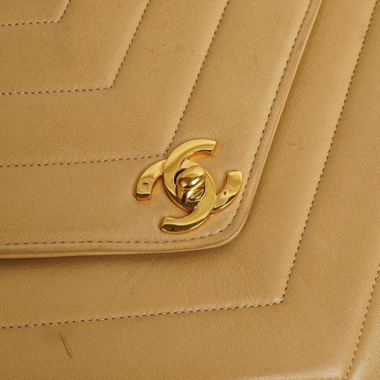 Chanel Envelope Beige Chevron Gesteppt Crossbody Tasche Mit 24K Vergoldeten Beschlägen