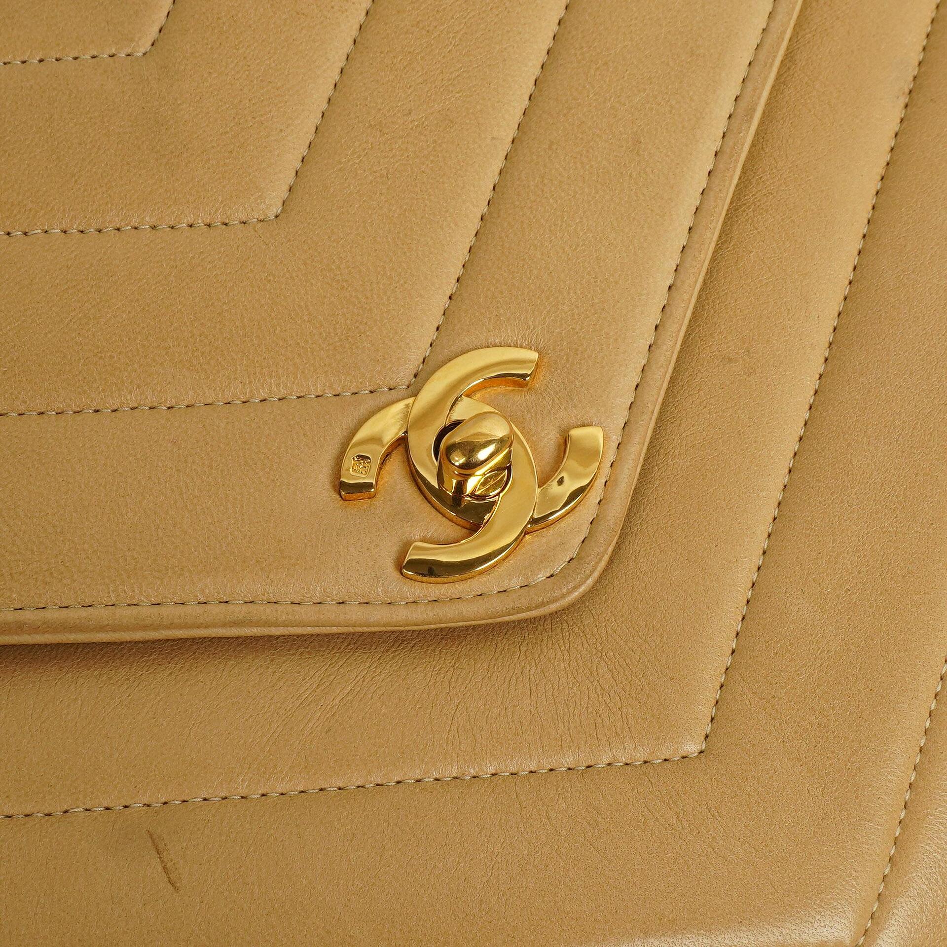 Chanel Envelope Beige Chevron Gesteppt Crossbody Tasche Mit 24K Vergoldeten Beschlägen