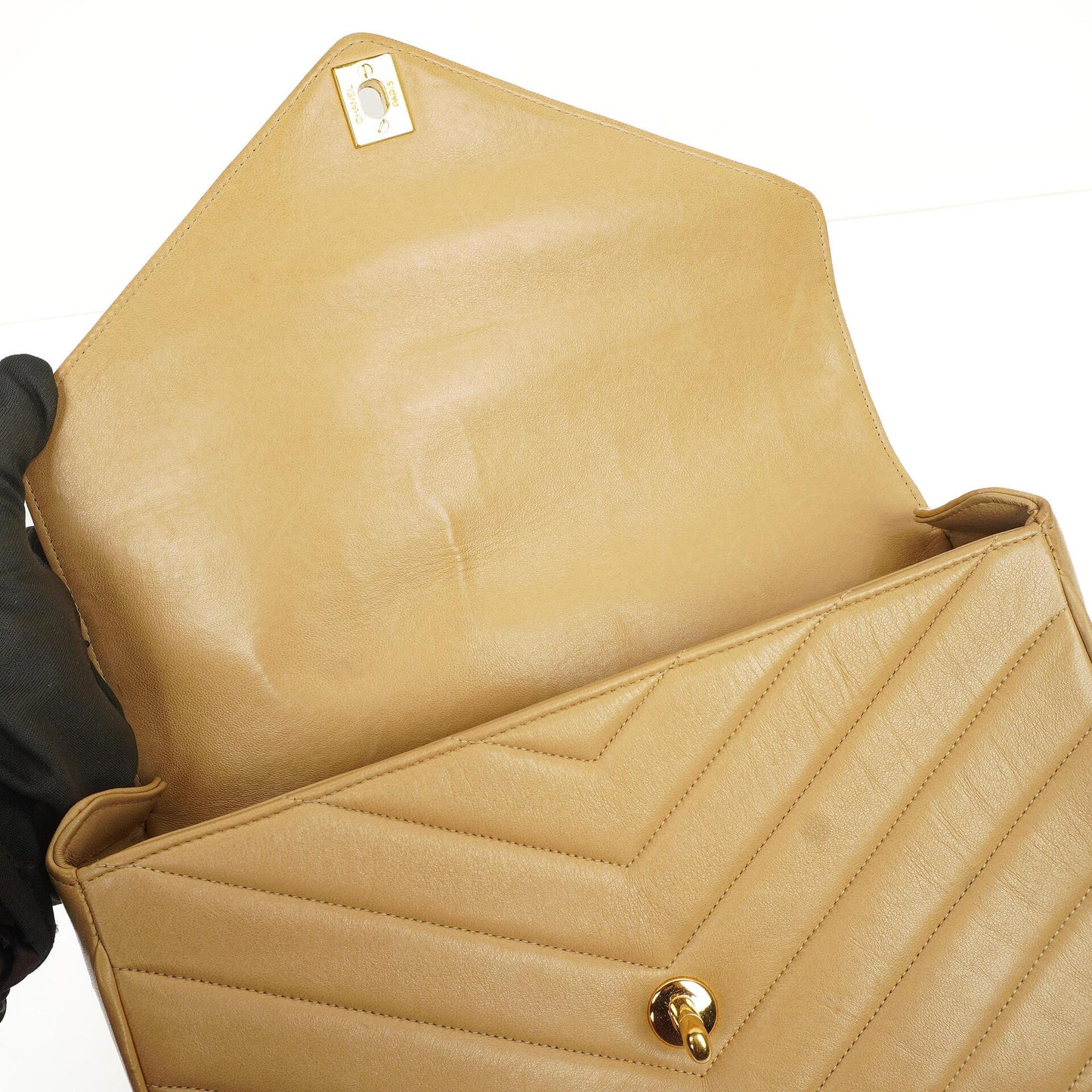 Chanel Envelope Beige Chevron Gesteppt Crossbody Tasche Mit 24K Vergoldeten Beschlägen